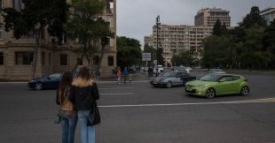 Что делают люди? ПЕРЕБЕГАЮТ! Рискуя попасть под машину.