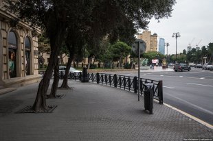 Идёте вы себе спокойно вдоль главной улицы и хотите пройти в музей. Но не всё так просто! Путь вам преграждает забор!!!