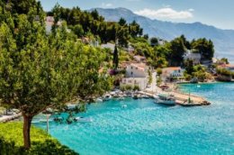 Живописное побережье Адриатического моря в деревушке возле курорта Сплит в Хорватии